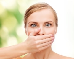 Неприятный запах изо рта: причины и как от него избавиться