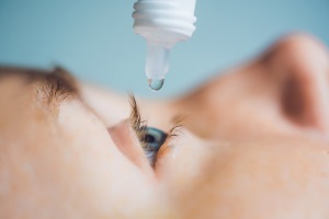 Синдром сухого глаза: помогут ли «искусственные слезы»?