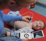 За работой пересаженного сердца мальчика следит мама