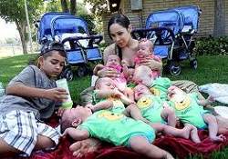 Восьмерка близнецов и их шестеро братьев и сестер могут лишиться крова из-за долгов матери