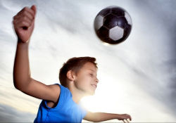 Детский футбол небезопасен: удары головой приводят к необратимому повреждению мозга
