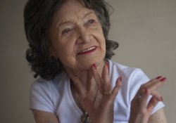 Возраст йоге не помеха: в Нью-Йорке тайнам праны обучает 93-летняя женщина