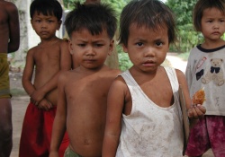 Неизвестная болезнь убивает детей в Камбодже