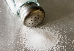 Избыток соли грозит не только инфарктом, но и раком
