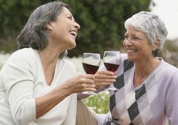 Сухое вино особенно полезно пожилым женщинам