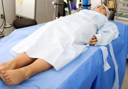 Обед по расписанию: хирурги решили перекусить и оставили пациента на столе