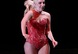 Леди Гага грозит ожирение и алкоголизм?