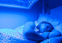 Ночной сон в солярии – жизненная необходимость для маленькой Брианны