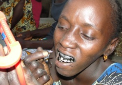 Татуировка на деснах и «серебряный» зуб – секреты красоты жительниц Сенегала