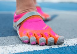 Любителям бега следует переходить на «кроссовки-перчатки» с осторожностью