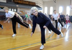 Что еще, кроме мышц, укрепляют занятия физкультурой у пожилых людей