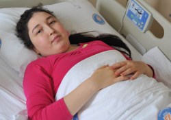 Врачам пришлось сделать аборт первой в мире женщине с пересаженной маткой