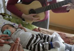 Как «живая» музыка заменяет недоношенным младенцам материнскую ласку