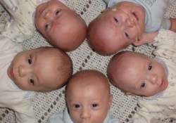 Почти 40 акушеров помогали появиться на свет «квинтету» близнецов