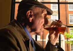 Обнаружены новые опасности злоупотребления алкоголем в пожилом возрасте