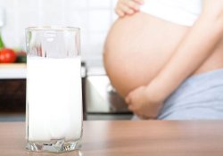 Почему молоко в рационе будущих мам окажется очень полезным и их детям