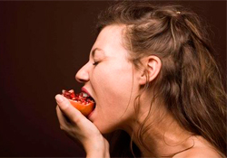 С гранатом на нездоровый аппетит  и атеросклероз!