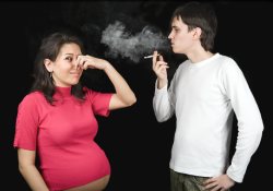 Пассивное курение ведет к неизбежным осложнениям беременности