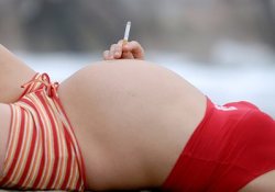 Беременность и никотин: бросить курить будущим мамам сложнее