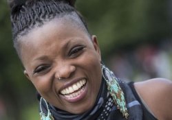 Скальпель в горле не помешал певице петь