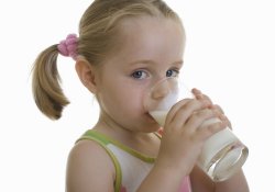 Коровье молоко остается незаменимым источником витамина D для детей