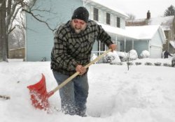 Зима, метель и лопата для уборки снега – «триада», ведущая к инфаркту