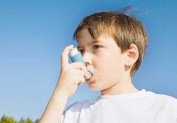 Риск развития астмы повышается у детей, спящих в одной постели с родителями