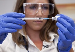 Испытания долгожданной вакцины против лихорадки Эбола временно приостановлены