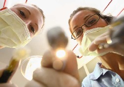 У дантиста из США, удалившего пациентке 20 зубов подряд, отобрали лицензию