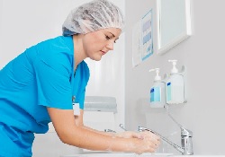 Чистые руки врачей грозят им развитием хронического дерматита