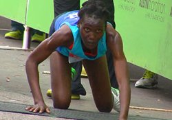 Кенийка завершила марафонский забег на четвереньках