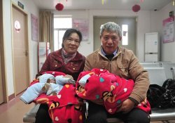 Китаянка родила двойню в возрасте 57 лет