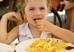 Обнаружены новые опасные последствия избытка соли в рационе детей