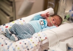 Ребенок, родившийся 2 месяца спустя после смерти матери, выписан из роддома