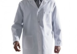 Сокрушитель устоев: молодой врач выступил против ношения врачами белых халатов