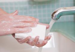 Антибактериальное мыло убивает опасные бактерии, но очень медленно