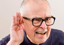 В отличие от проблем со зрением, тугоухость в старости —  ненормальное явление