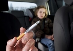 Новый закон о курении в автомобилях уменьшит опасность для детей