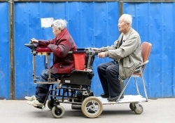 Инвалидная коляска «на двоих» – полезное изобретение