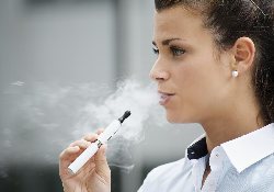 Медики разрешают применять е-сигареты для лечения табачной зависимости