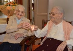 Родившиеся недоношенными сестры-близнецы отметили свой 104-й день рождения