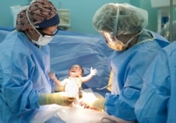 Немолодая женщина родила ребенка 2 месяца спустя после смерти ее мозга