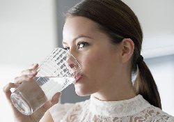 Вода незаменима для похудения: 2 стакана H2O – эффективный «антиаперитив»