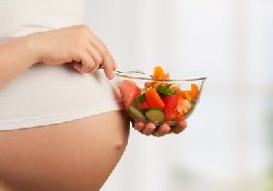 Умные дети чаще рождаются у женщин, любящих фрукты