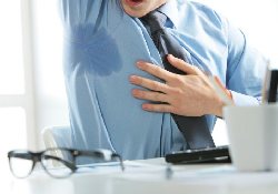 От пятен пота в области подмышек избавят специальные салфетки