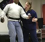 Люди, которые перенесли инсульт, быстрее возобновляют способность ходить при поддержке человека, чем при использовании технических приспособлений