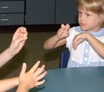 Слабослышащие дети создают свой «язык знаков»