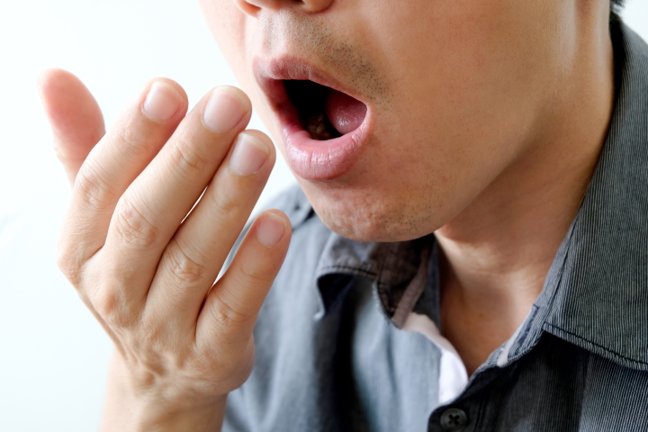 Неприємний запах з рота: 10 поширених причин докучливої проблеми