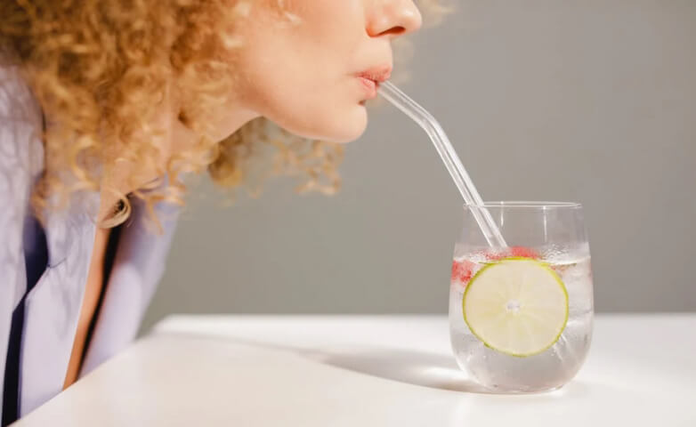 Лимонная вода: помогает или вредит