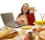 Толстячка объедается перед веб-камерой, чтобы похудеть
